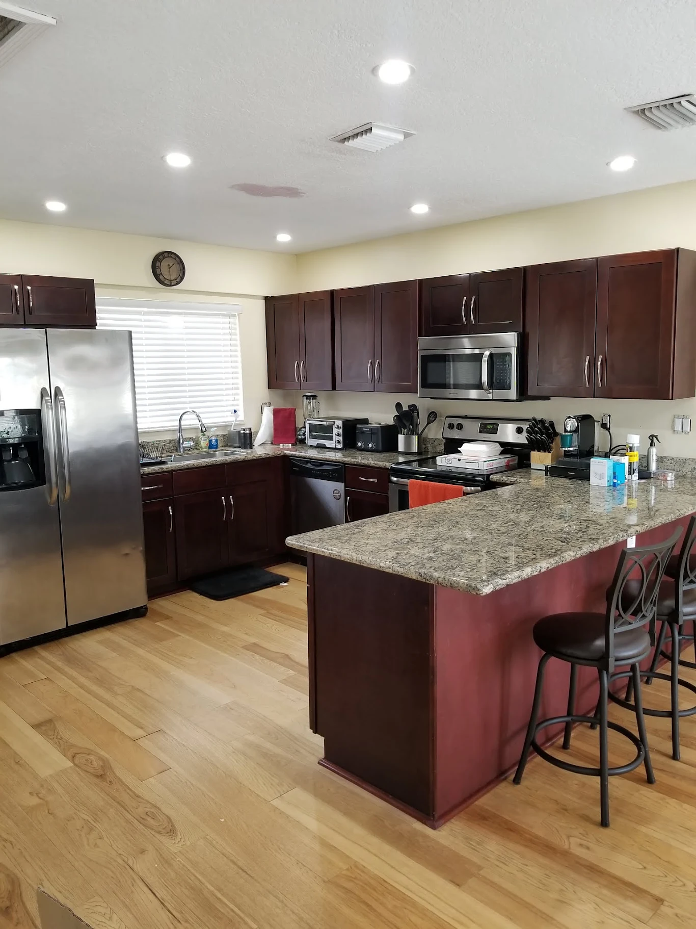 Kitchen ceiling with evenly spaced recessed pot lights
